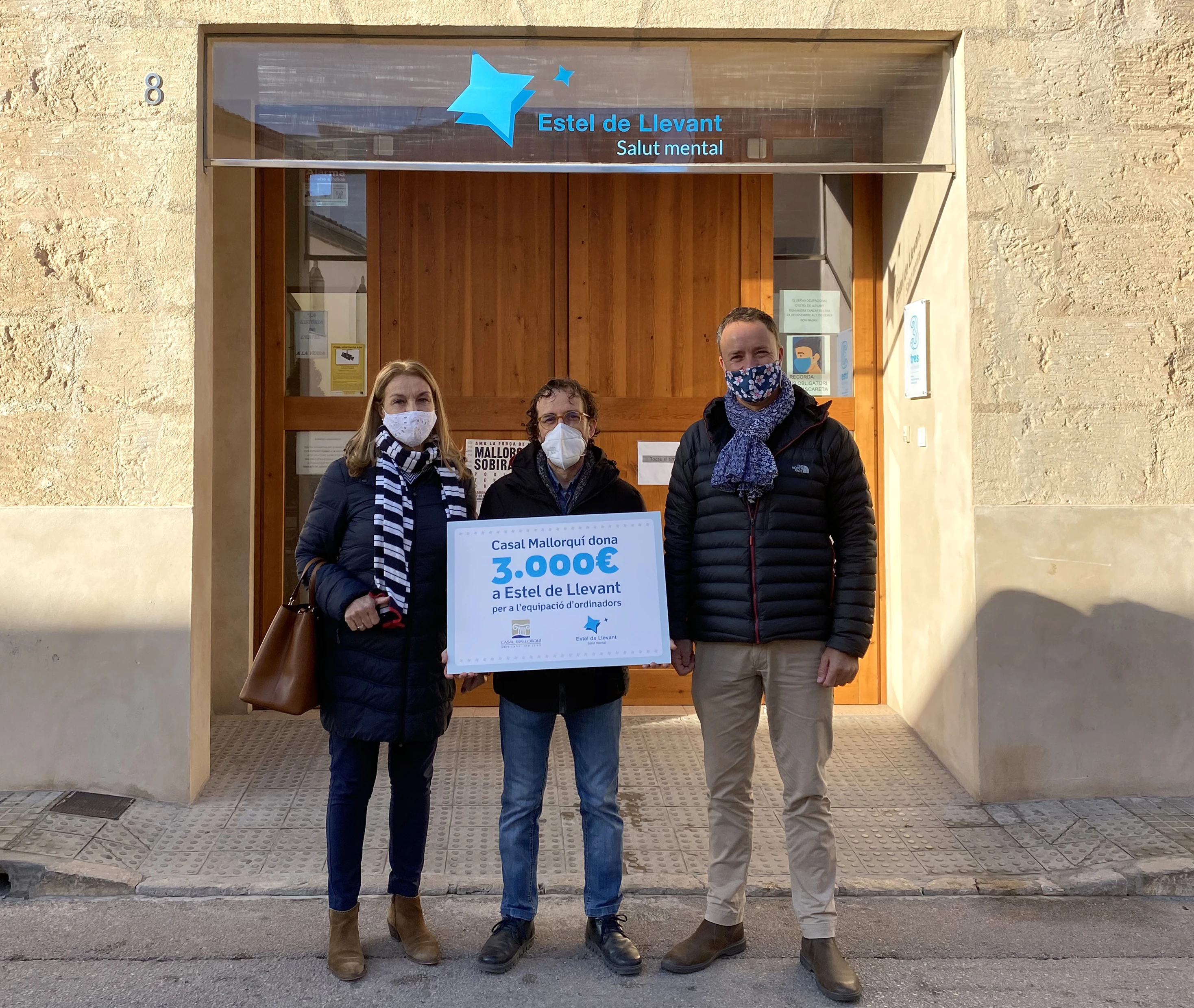 Immobiliària Casal Mallorquí dona 3.000 euros  a Estel de Llevant per a equipament informàtic