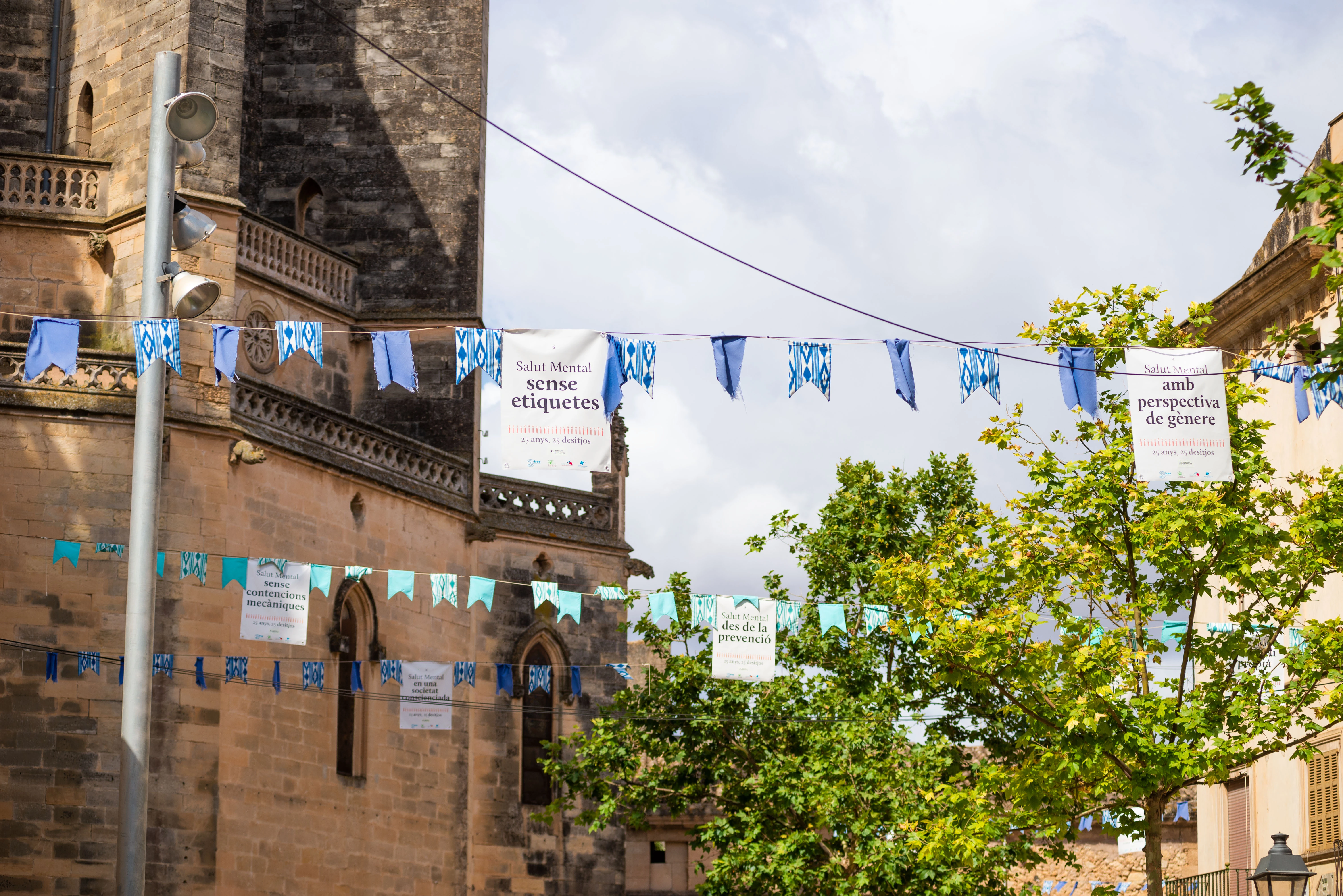 Estel de Llevant celebra el seu 25è aniversari amb l’exposició "25 anys, 25 desitjos" als carrers de Manacor