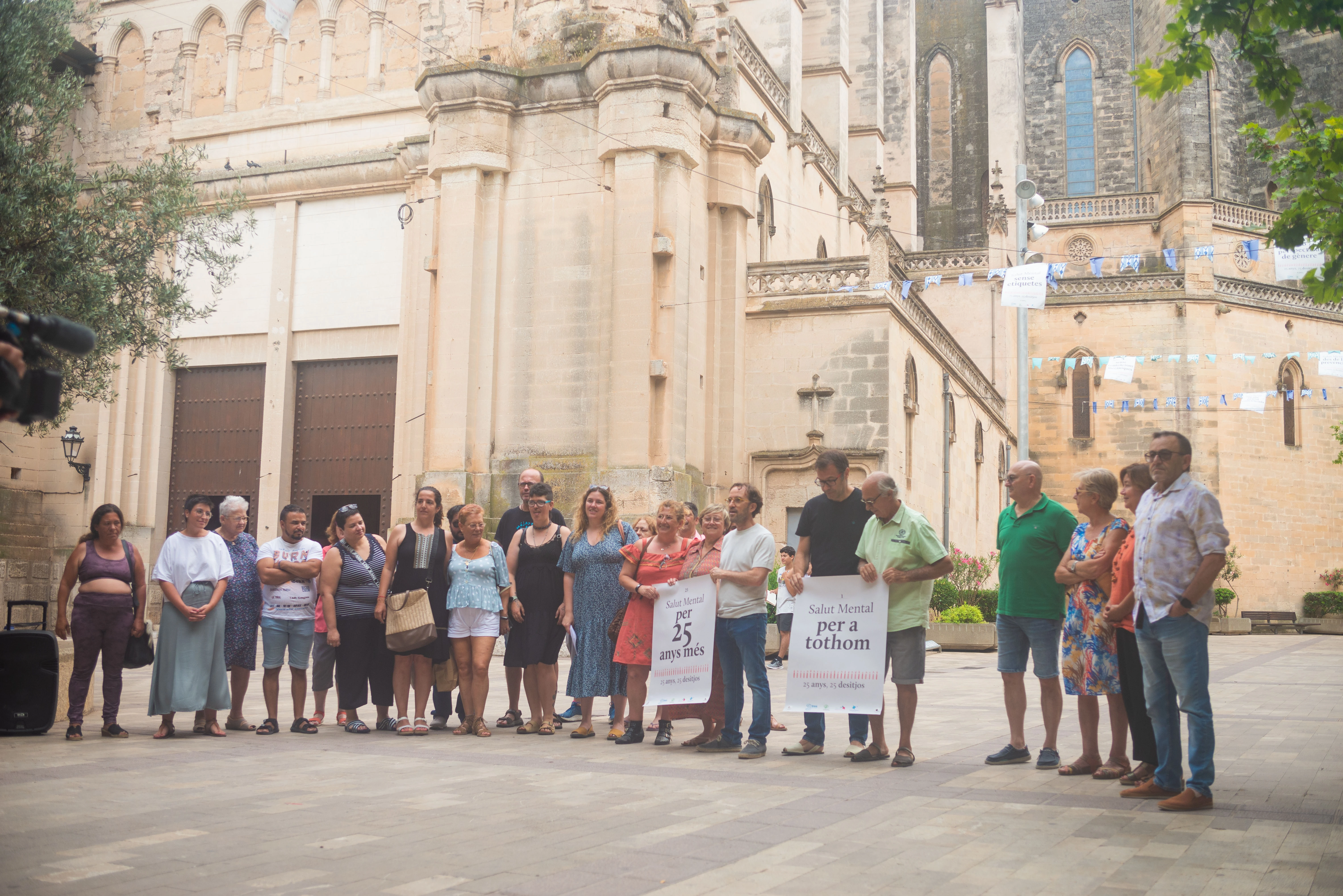 Estel de Llevant celebra el seu 25è aniversari amb l’exposició "25 anys, 25 desitjos" als carrers de Manacor