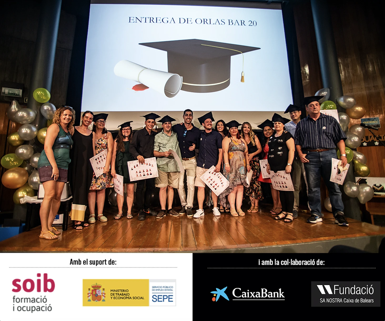 Emotiva graduació de 17 persones dels programes de Formació Professional Dual d’Auxiliar Administratiu i Operacions Bàsiques de Restaurant i Bar