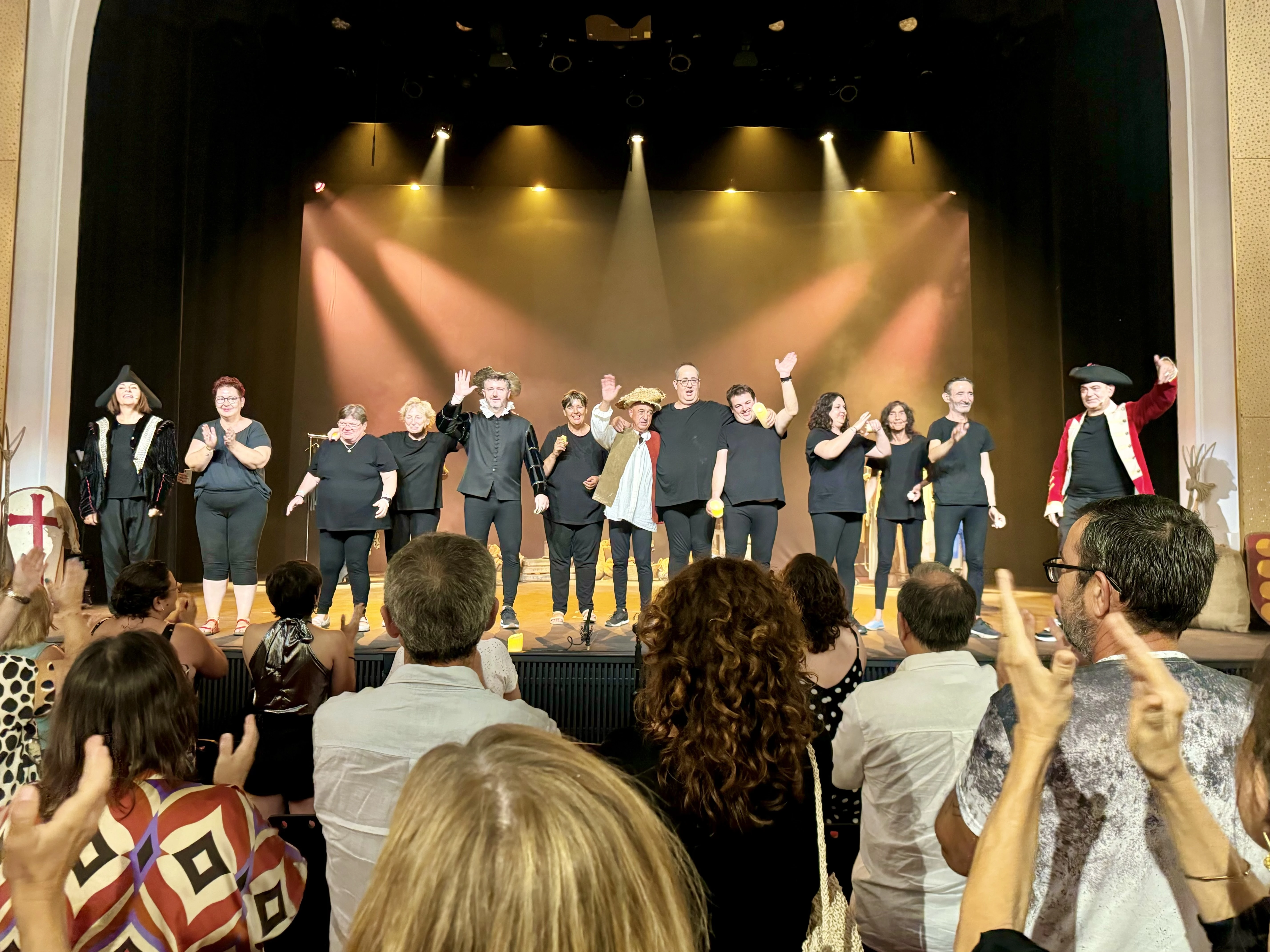 Corbacho, Solivellas i 3 Salut Mental omplen el Teatre Principal d'Inca amb l'obra “Tot assajant don Quixot”, que posa punt final al rodatge del documental “En un lugar de la mente” 