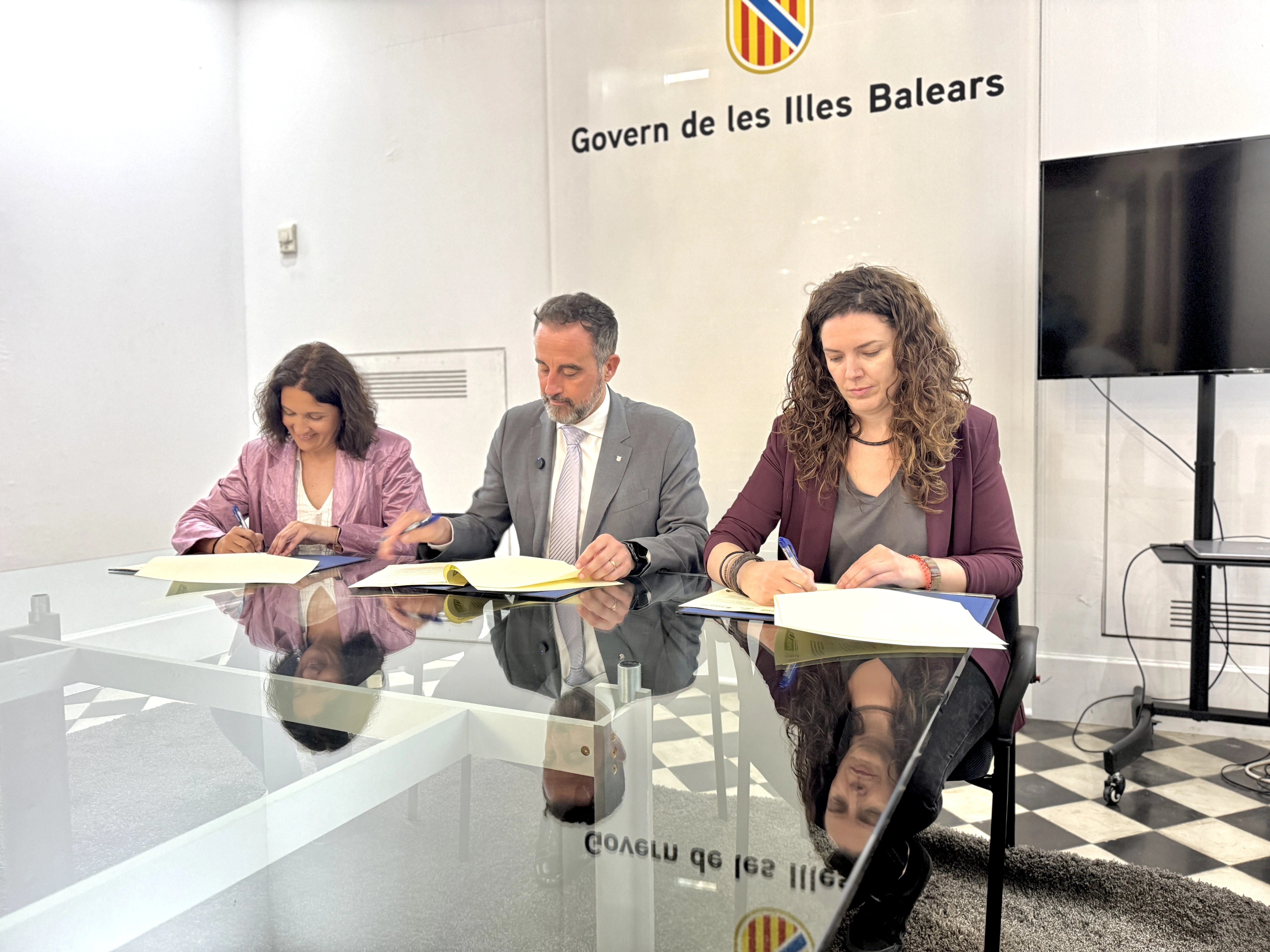El IBAVI cede dos viviendas a la Fundación Es Garrover para mujeres víctimas de violencias machistas