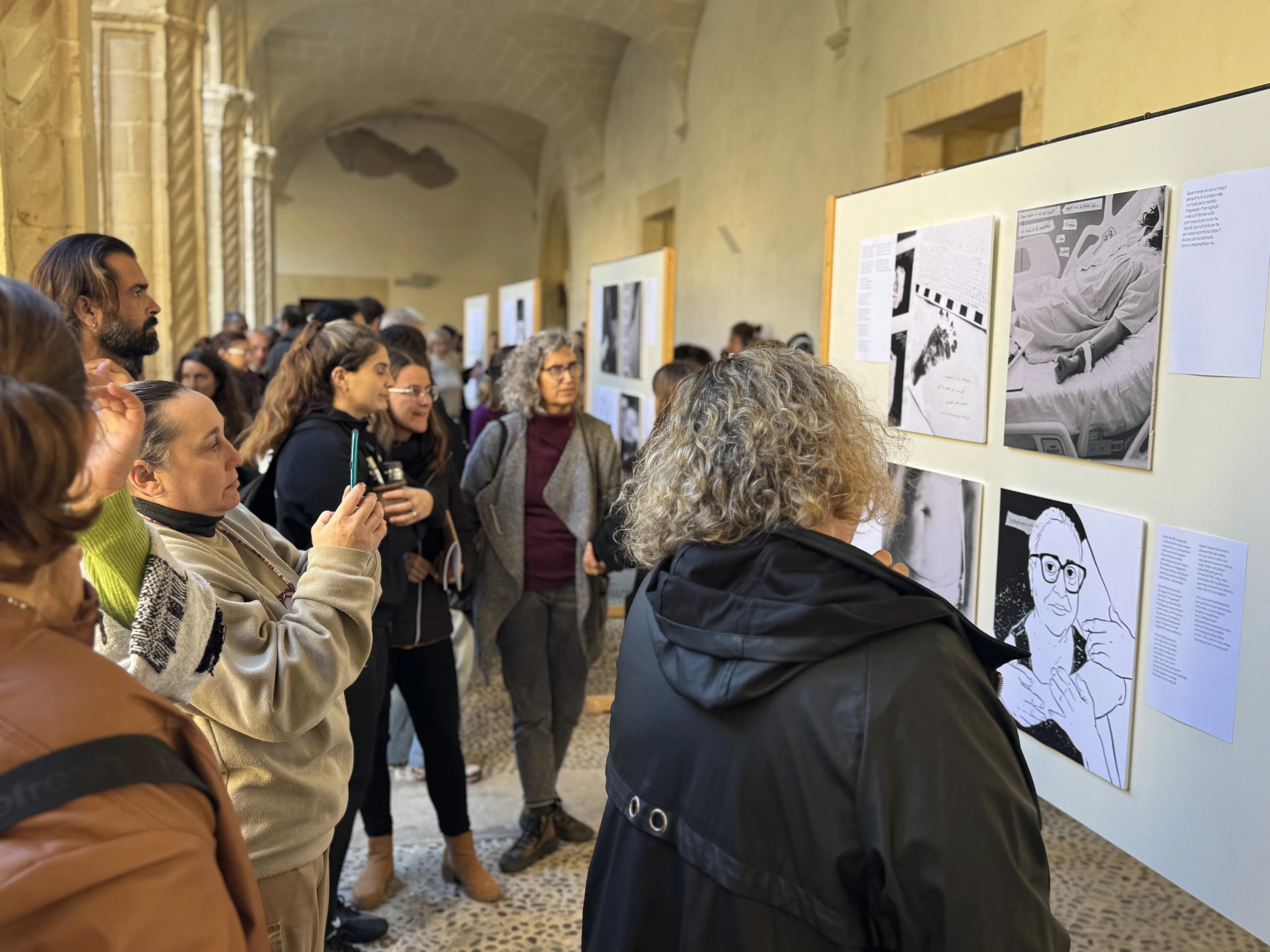 Estel de Llevant inaugura l’exposició “25N, 25 Dones”, un projecte artístic col·lectiu per visibilitzar les violències masclistes i el seu impacte en la salut mental